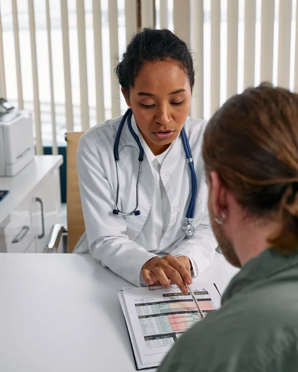 Médica conversando com paciente no consultório