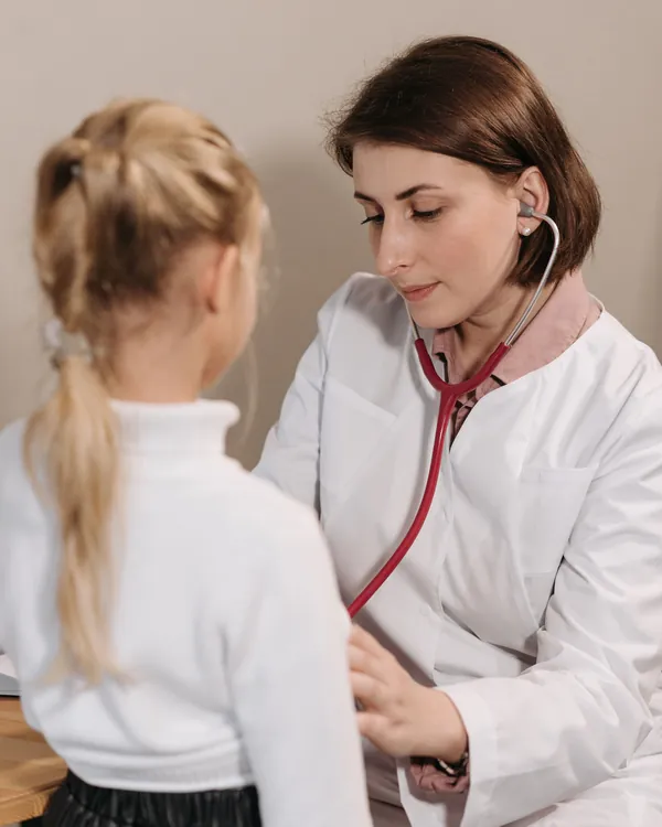 Pediatra examinando uma criança no consultório