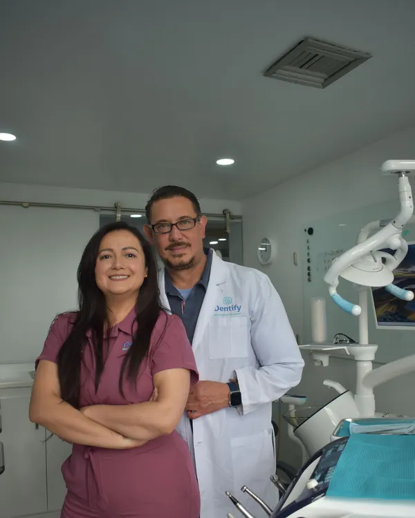 Dentista conversando com paciente no consultório