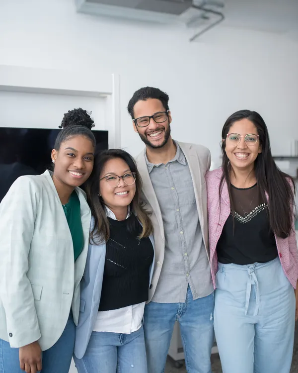 Equipe de trabalho reunida em escritório