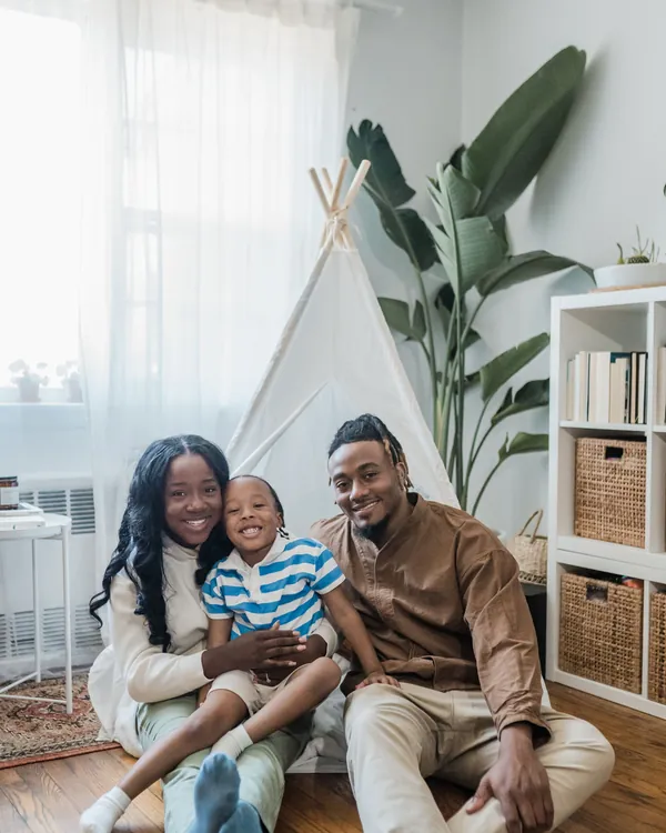 Família sorrindo reunida em casa