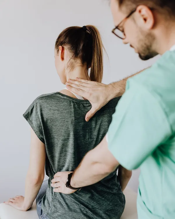 Fisioterapeuta orientando exercício de reabilitação com paciente