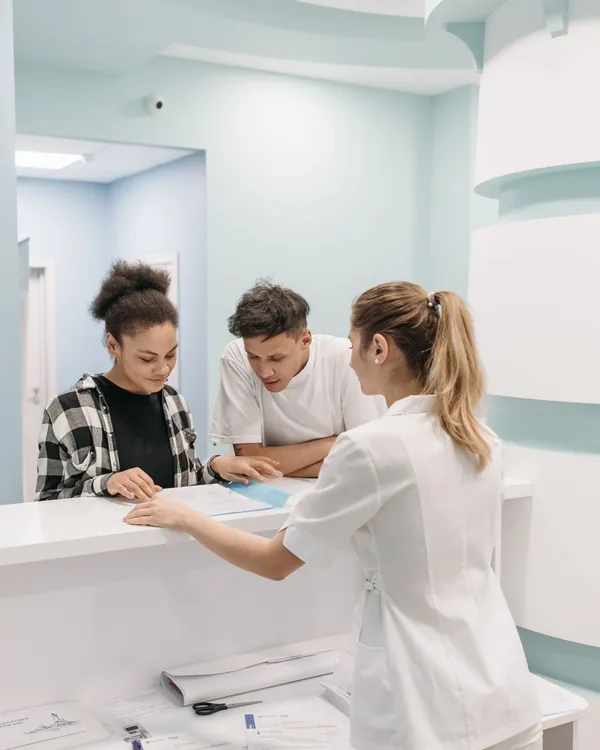 Recepção de hospital com paciente sendo atendido